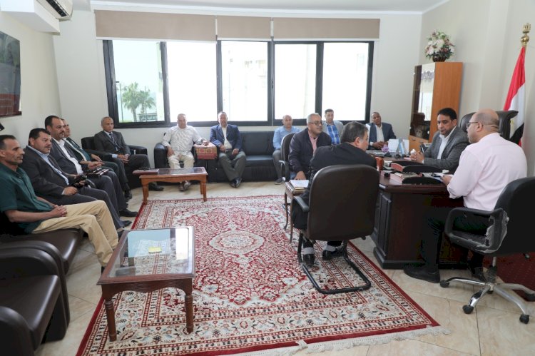 سكرتير مساعد بني سويف يعقد اجتماعًا مع ممثلي الهيئة القومية لسكك حديد مصر
