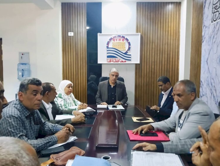 مدير تعليم قنا : يعقد اجتماعًا مع وكلاء الإدارات التعليمية استعدادًا للامتحانات