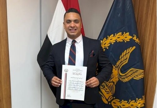 وزير الداخلية يكرم معاون مباحث فرشوط النقيب / محمود عبدالشافى