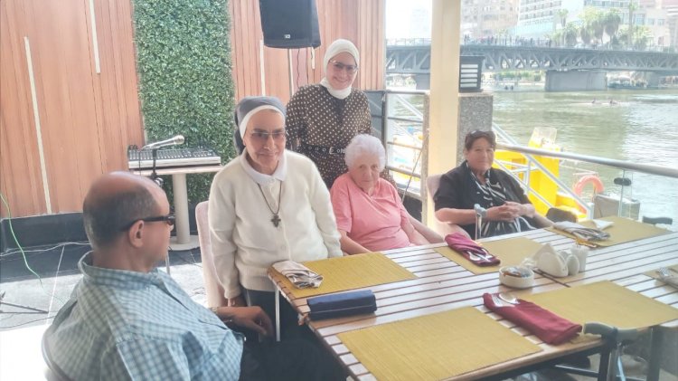 جمعية نادي روتاري جولدن اسكوير الخيرية تحتفل بعيد الأم للأمهات بدور رعاية المسنين