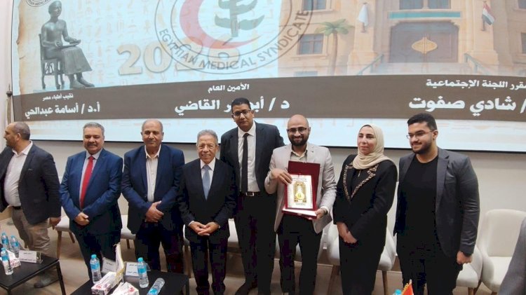 كريم مشرف لمحافظة أسوان خلال الاحتفال بيوم الطبيب المصري الـ48