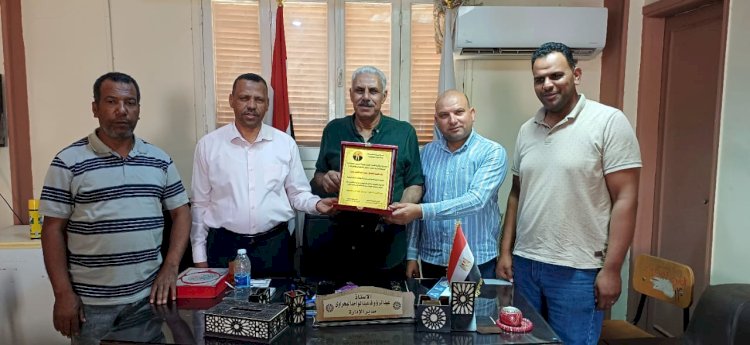 بعد 31 عامًا من العطاء.. تعليم أبوتشت يكرّم رئيس قسم المباني لبلوغه سن التقاعد