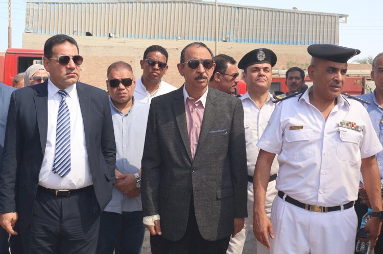 محافظ سوهاج ومدير الأمن يتابعان حريق مصنع لحلج الأقطان بطهطا
