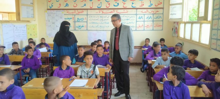 جولة ميدانية لوكيل تعليم أبوتشت بمدرسة اللطاسنة.. والانضباط يسود اللجان