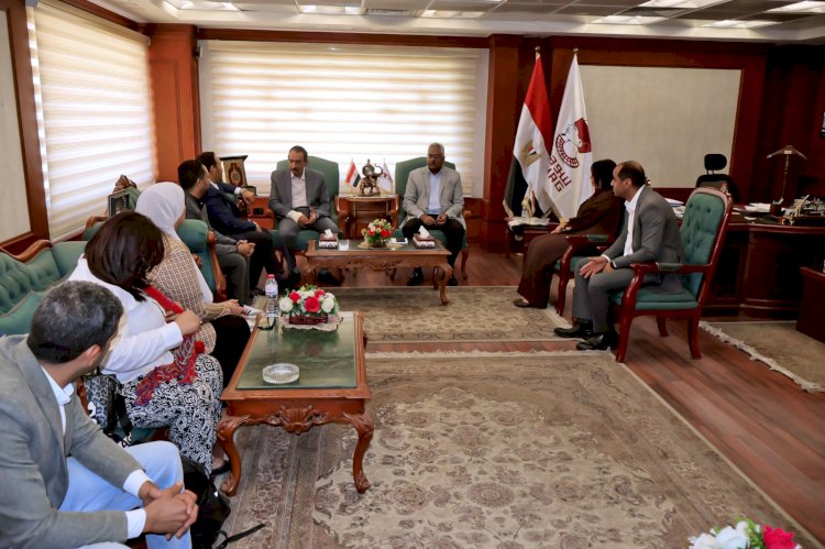 محافظ سوهاج يستقبل فريق الوحدة المركزية لمبادرة حياة كريمة بوزارة التنمية المحلية