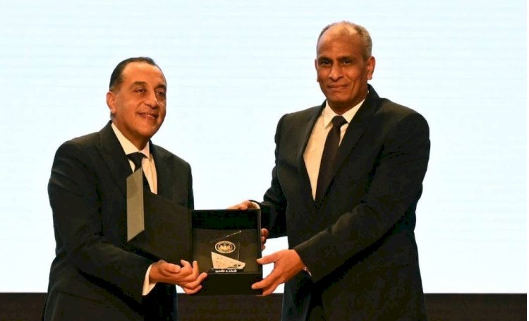 رئيس الوزراء يكرم محافظ كفرالشيخ خلال احتفالية مبادرة المليون رخصة دولية