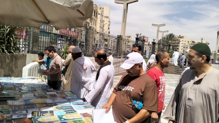 معرض كتاب «الأعلى للشئون الإسلامية» بمسجد السيدة زينب يجذب الزوار