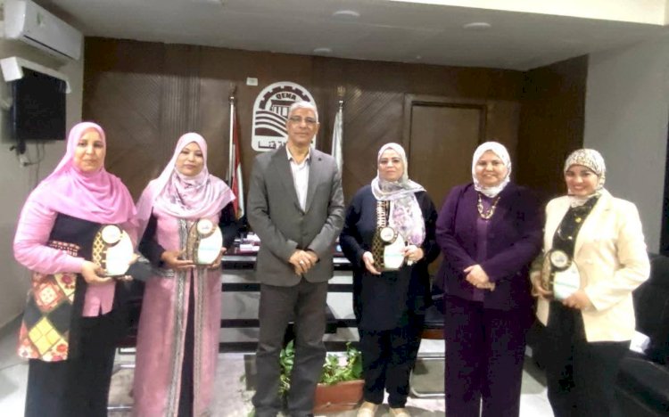 درع تدشين مبادرة "عظمة وجلالة مصر" لمدير مديرية التربية والتعليم بقنا
