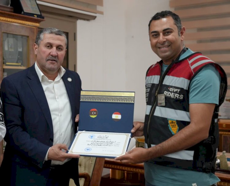 الرحّال المصري "سندباد" ينهي رحلة استثنائية بالدراجة النارية عبر شمال أفريقيا