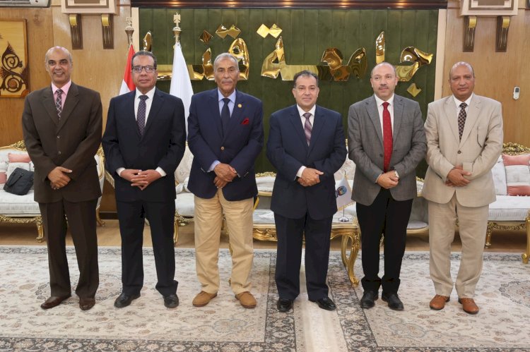 رئيس جامعة قنا يترأس لجنة اختيار عميد كلية علوم الرياضة لدعم التطوير الأكاديمي وتعزيز الكفاءة المؤسسية