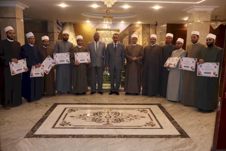 محافظ سوهاج يكرم 10 من الأئمة الفائزين في مسابقة "دوري الأئمة النجباء" للاوقاف