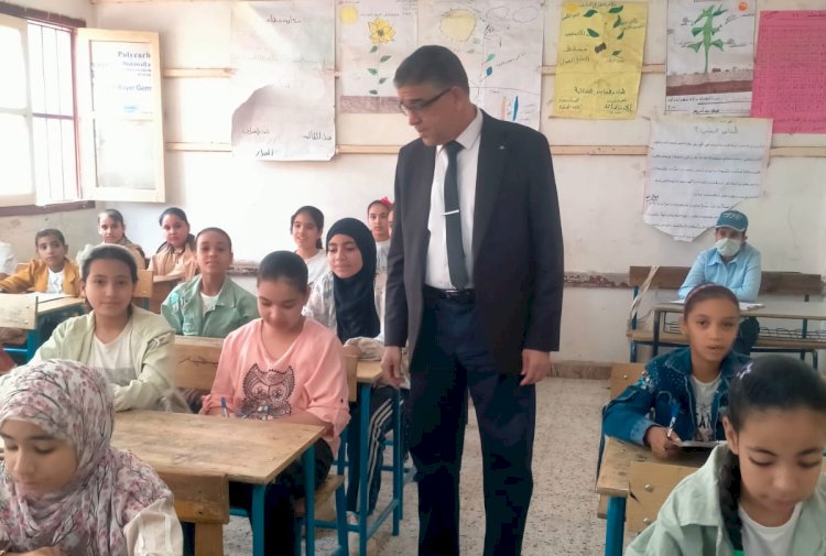 جولة ميدانية لوكيل تعليم أبوتشت داخل لجان امتحانات مدرسة المحطة الابتدائية