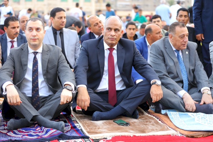 محافظ كفرالشيخ يؤدي صلاة العيد وسط الآلاف من أهالي المحافظة بساحة سيتى كلوب