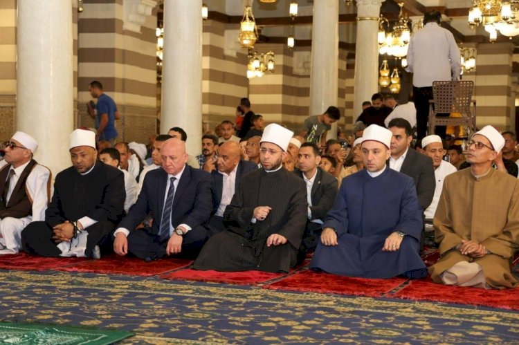 وزير الأوقاف يؤدي صلاة الجمعة بمسجد السيدة زينب رضي الله عنها بالقاهرة