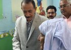 محافظ سوهاج يستمع لمطلب مواطن خلال تفقده قافلة الأطراف الصناعية ويوجه بفحص حالته فورًا