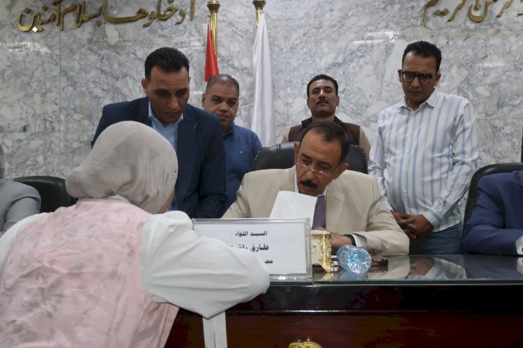 محافظ سوهاج يعقد اللقاء الجماهيري الأسبوعي لبحث مطالب المواطنين وحل مشكلاتهم