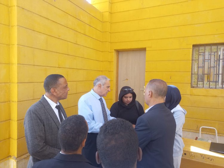 رئيس جامعة أسوان يتابع إجراءات دخول الطلاب للامتحانات