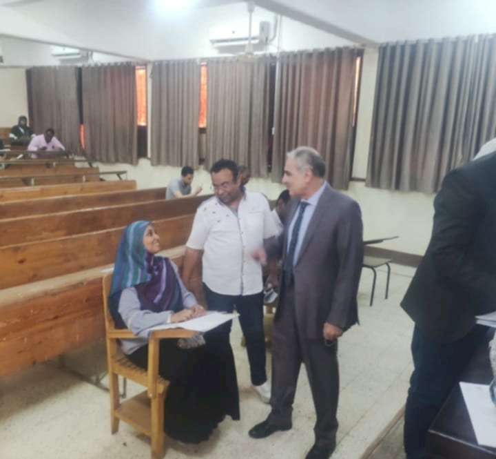 رئيس جامعة أسوان يتابع امتحانات معهد البحوث والدراسات الإفريقية ودول حوض النيل