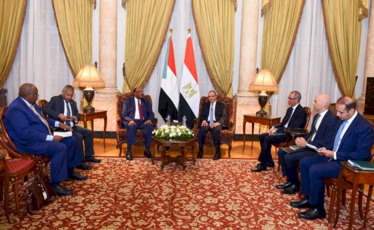 وزير الخارجية يلتقي نظيره السوداني لبحث سبل تعزيز العلاقات الثنائية
