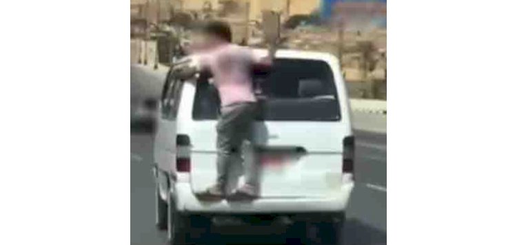 نكشف فيديو قيام سائق بالسماح لراكب بالتعلق بالباب الخلفى للسيارة بالقاهرة