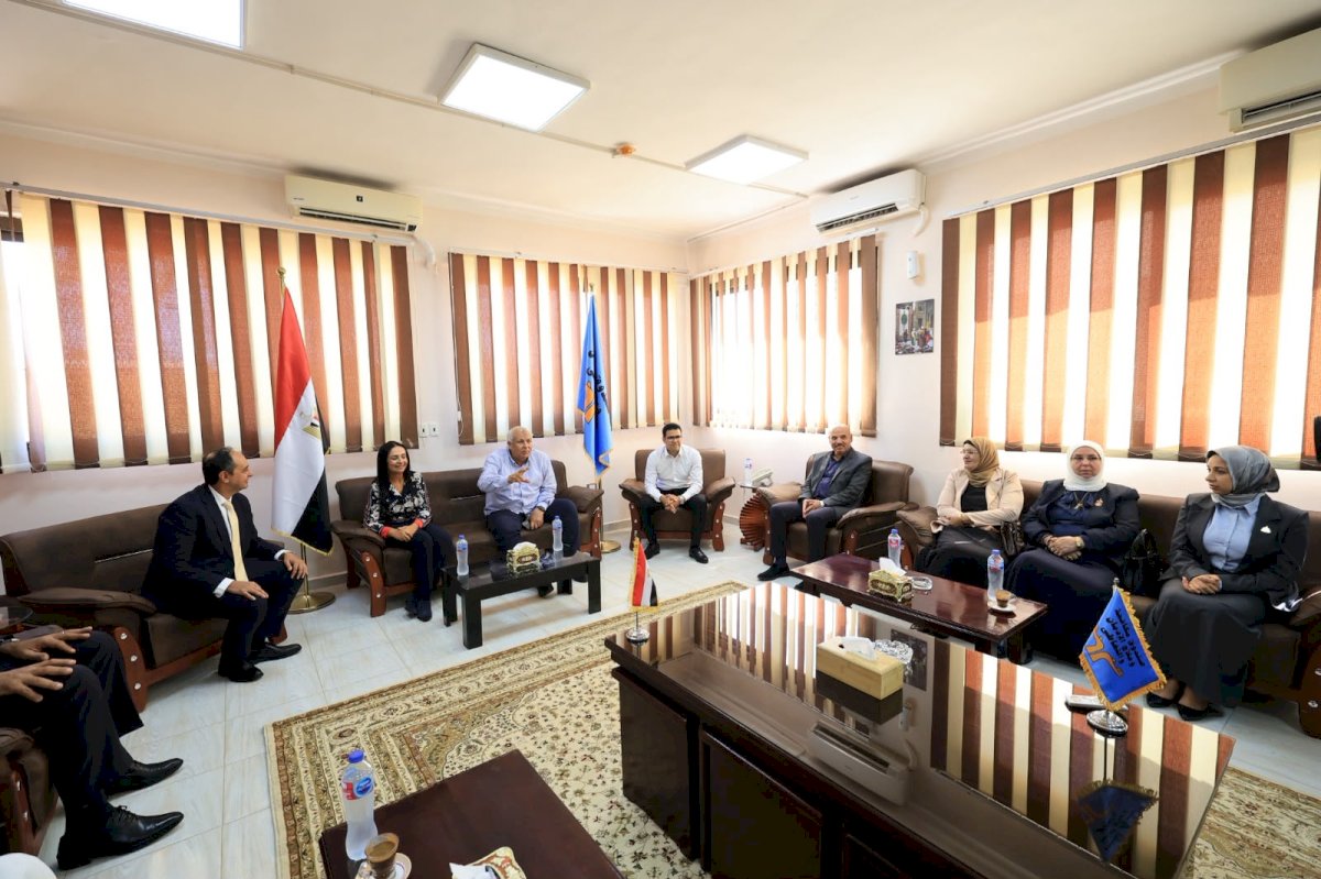 وزيرة التضامن تلتقي أعضاء الهيئة البرلمانية والعمد والمشايخ بمطروح