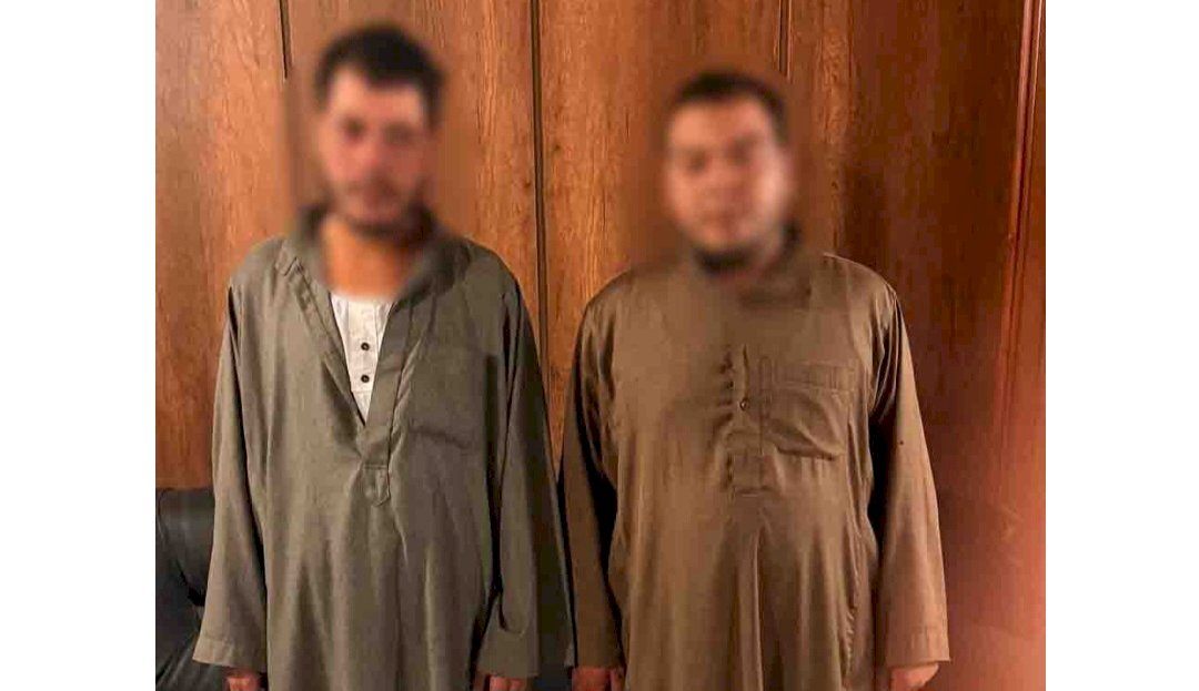 نكشف فيديو قيام عاملان بسلخ جلد دابة نافقة بالبحيرة