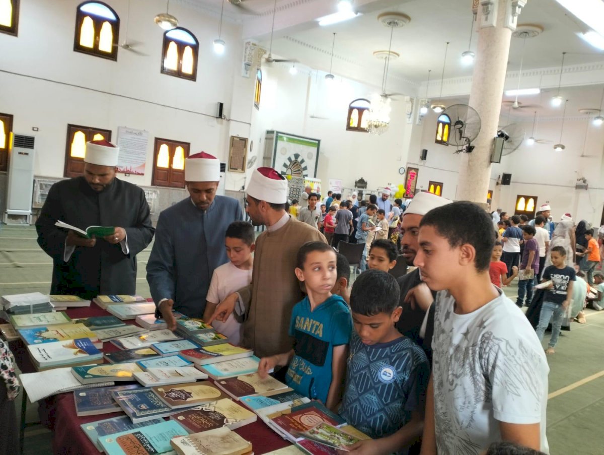 الأعلى للشئون الإسلامية ينظم معرضًا للكتاب بالسويس وسط إقبال رواد المسجد