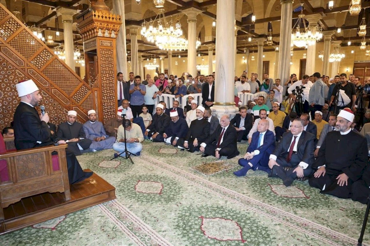 الازهري وصابر والشريف يفتتحون مسجد الإمام الحسين عقب تجديد الفرش