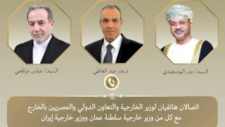 وزير الخارجية يبحث مع نظيريه الإيراني والعماني جهود خفض التصعيد وضمان حرية الملاحة