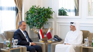 وزير الخارجية يلتقي نظيره القطري في الدوحة ويبحثان سبل تعزير العلاقات الثنائية