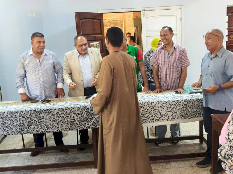 مدير هيئة محو الامية ببني سويف يسلم أبناء المؤسسة الإجتماعية لرعاية الطفل الشهادات