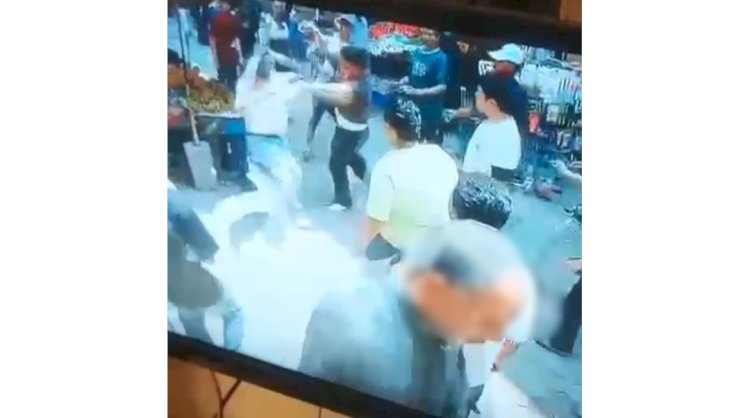 نكشف فيديو قيام عاطل بالتعدى على طالب بالضرب بسلاح بالجيزة