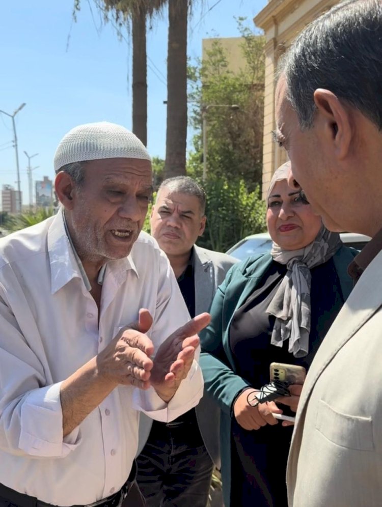 محافظ سوهاج يستجيب لمواطن ويصطحبه لمقر الوحدة المحلية لحل مشكلته