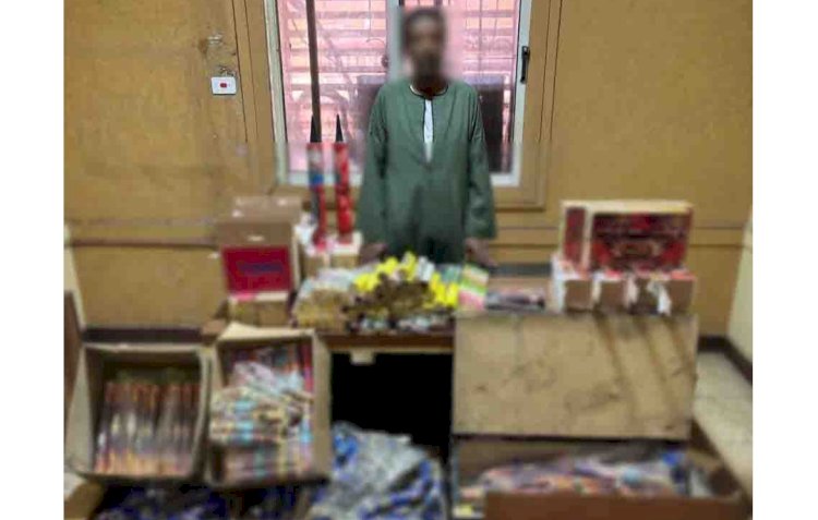 ضبط عاطل لقيامه بإدارة صفحة لترويج بيع الألعاب النارية بأسوان