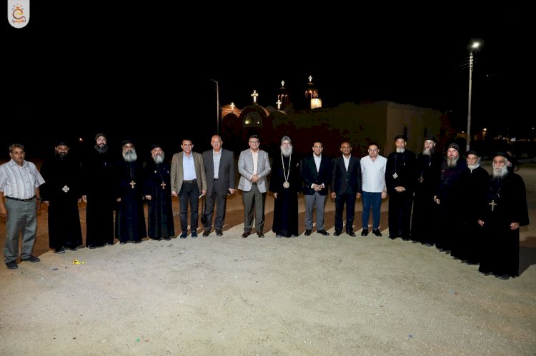 محافظ قنا يزور الأنبا بيمن مطران نقادة وقوص للاطمئنان على صحته وبحث جهود التنمية