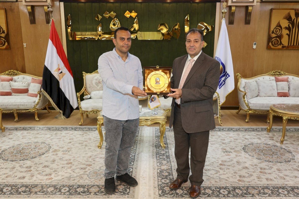 رئيس جامعة قنا يكرم المهندس جمال ملاك ويُهديه درع الجامعة