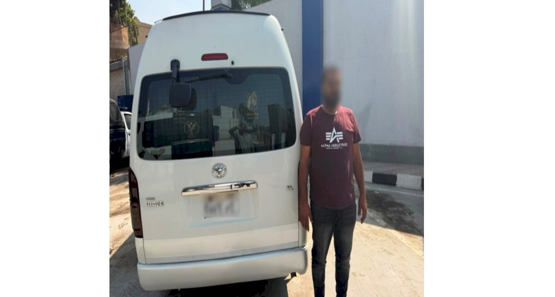 فيديو قيام سائق "ميكروباص" إحداث تلفيات بسيارة طالبة لخلافات حول أولوية المرور بالقاهرة