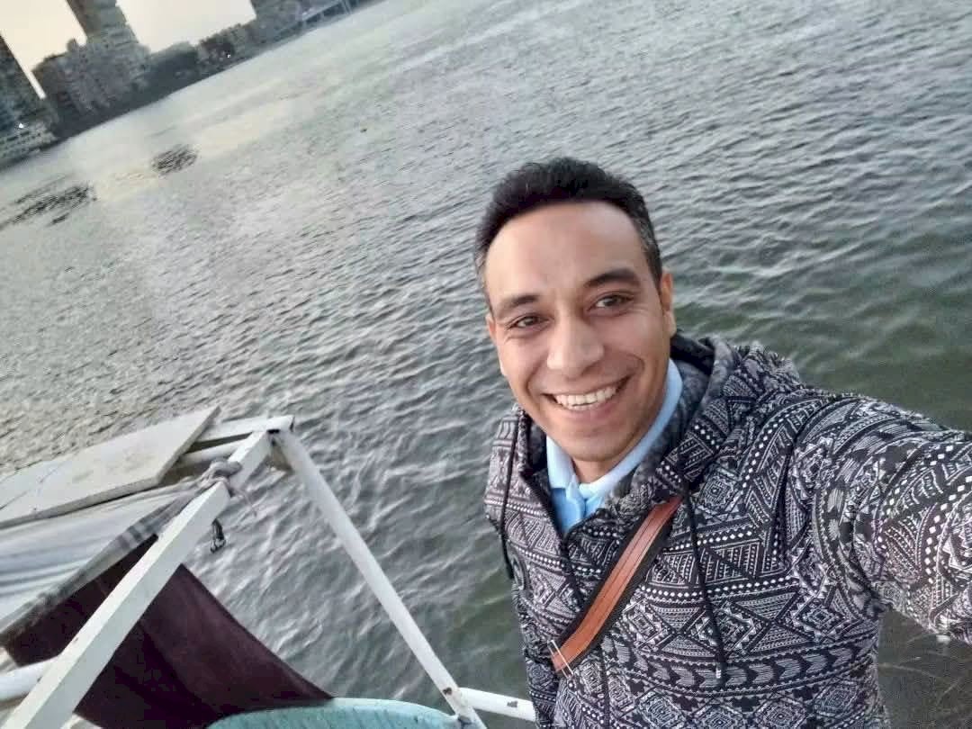 غريب .. شعر  محمد صلاح سلامة