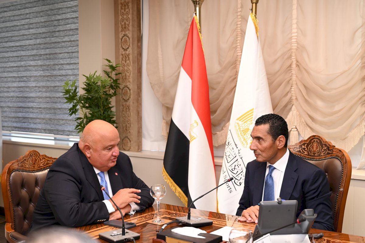 وزير الشباب  يلتقي بالرئيس التنفيذي  لبنك saib لبحث تعزيز التعاون في المجال الرياضي