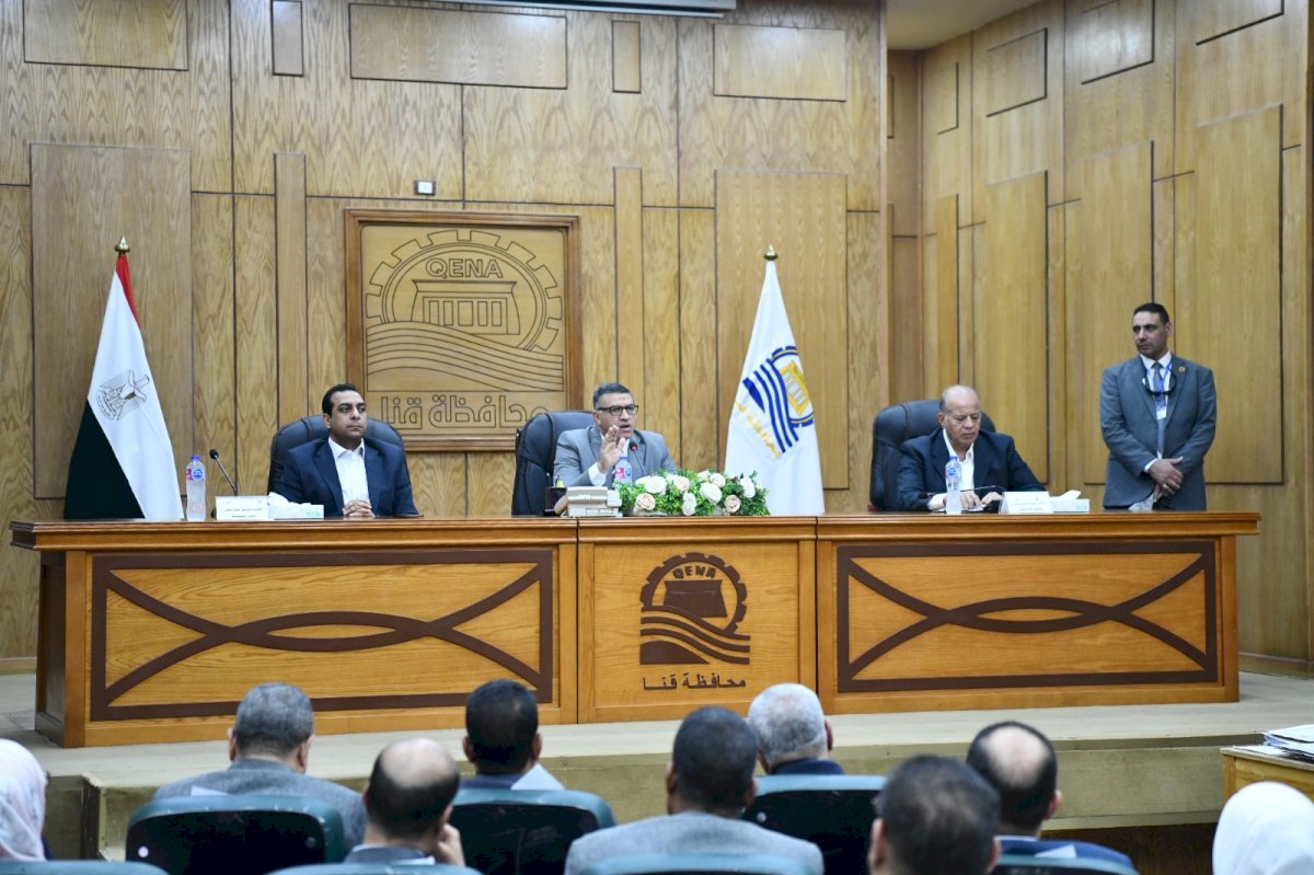 محافظ قنا يستجيب لعدد من شكاوى المواطنين في اللقاء المفتوح