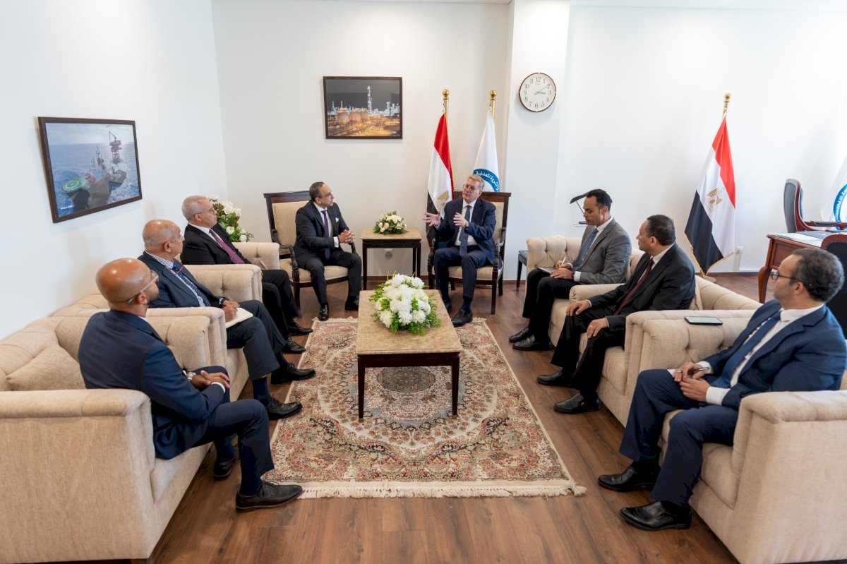 وزير البترول يبحث مع «هاليبرتون» زيادة الإنتاج بأساليب الحفر الأفقي والتكسير الهيدروليكي