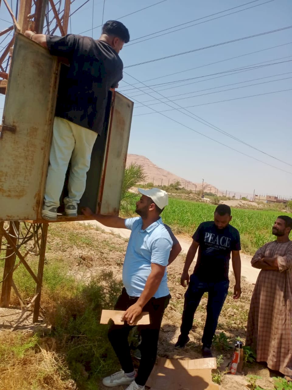 تجديد محولات واستبدال 20 عمودًا في أبوحزام بنجع حمادي