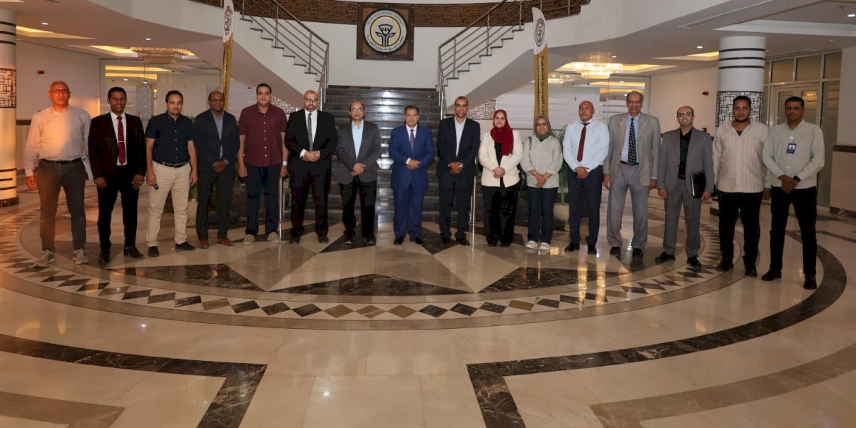 رئيس جامعة قنا يبحث تطوير منظومة العمل بجنوب الوادي الأهلية