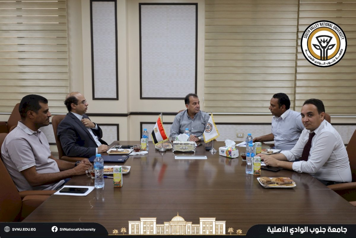 رئيس جامعة قنا يرأس اجتماعاً لبحث إطلاق تطبيق لحوكمة الأداء والأجور الإضافية