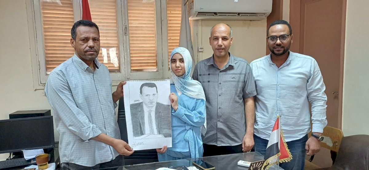 الصور.. عبدالواحد يستقبل حنين الموهوبة في الرسم ويشيد بإبداعها