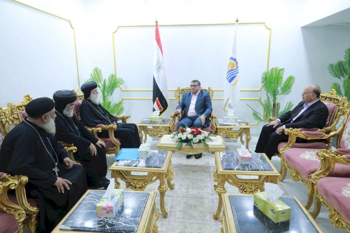 محافظ قنا يستقبل الأنبا بيمن والأنبا بضابا للتهنئة بالمولد النبوي الشريف