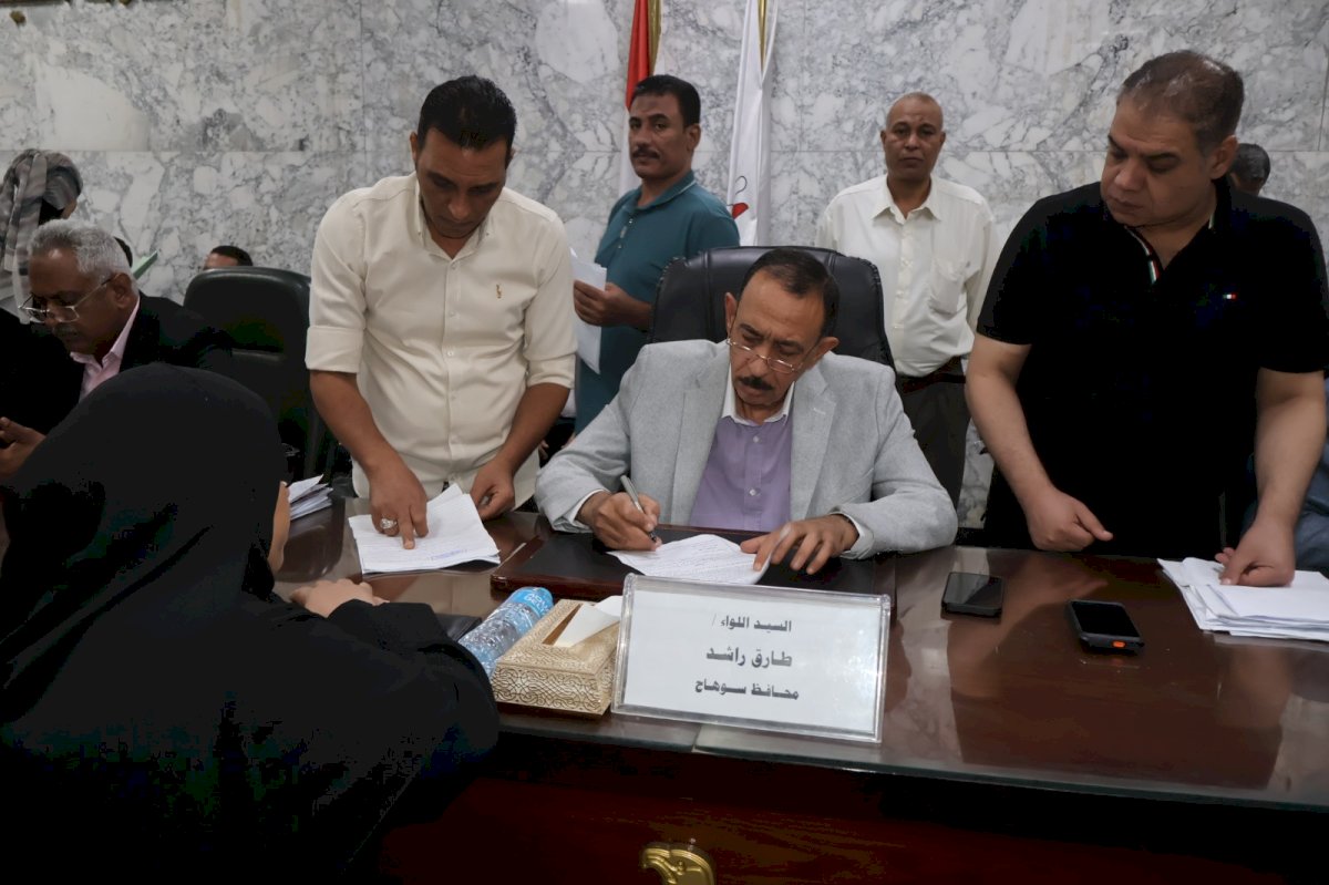 *محافظ سوهاج يعقد اللقاء الجماهيري الأسبوعي ويوجه بسرعة الاستجابة لمطالب المواطنين