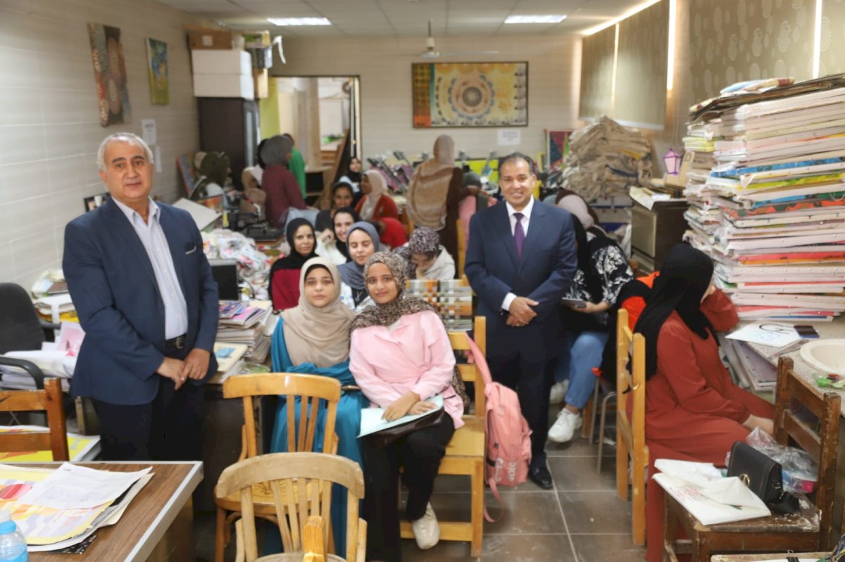رئيس جامعة قنا يتفقد معمل الطباعة اليدوية بكلية التربية النوعية