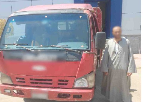 نكشف فيديو قيام قائد سيارة بتحميل حمولة زائدة دون تأمينها بالفيوم
