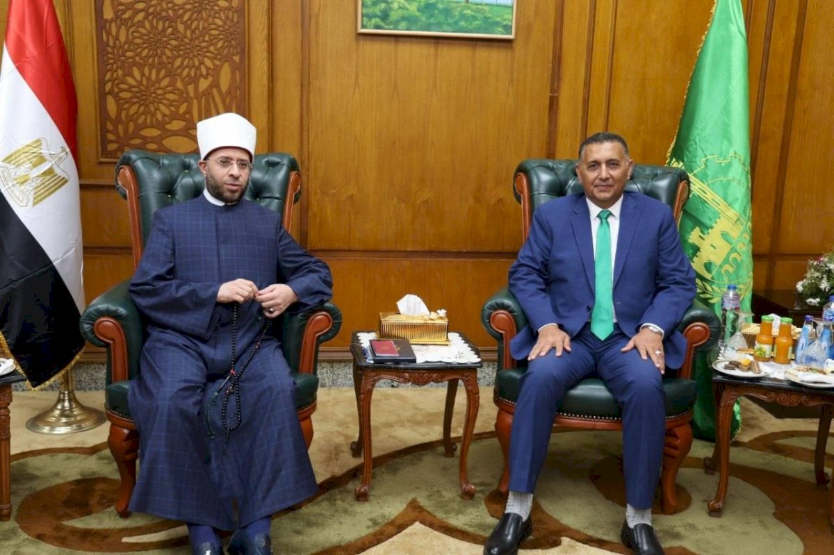 في عيدها القومي رقم ١٥٨: محافظ القليوبية يستقبل وزير الأوقاف ويهديه درع المحافظة